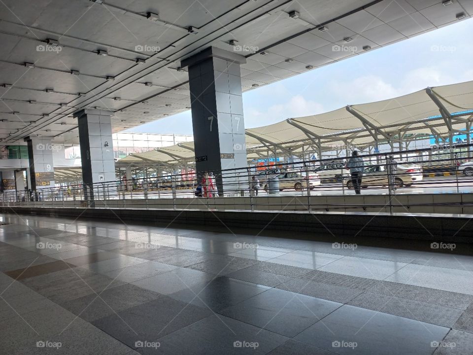 It can hardly be a coincidence that no language on earth has ever produced the expression, 'As pretty as an airport.
Did you ever notice that the first piece of luggage on the carousel never belongs to anyone?