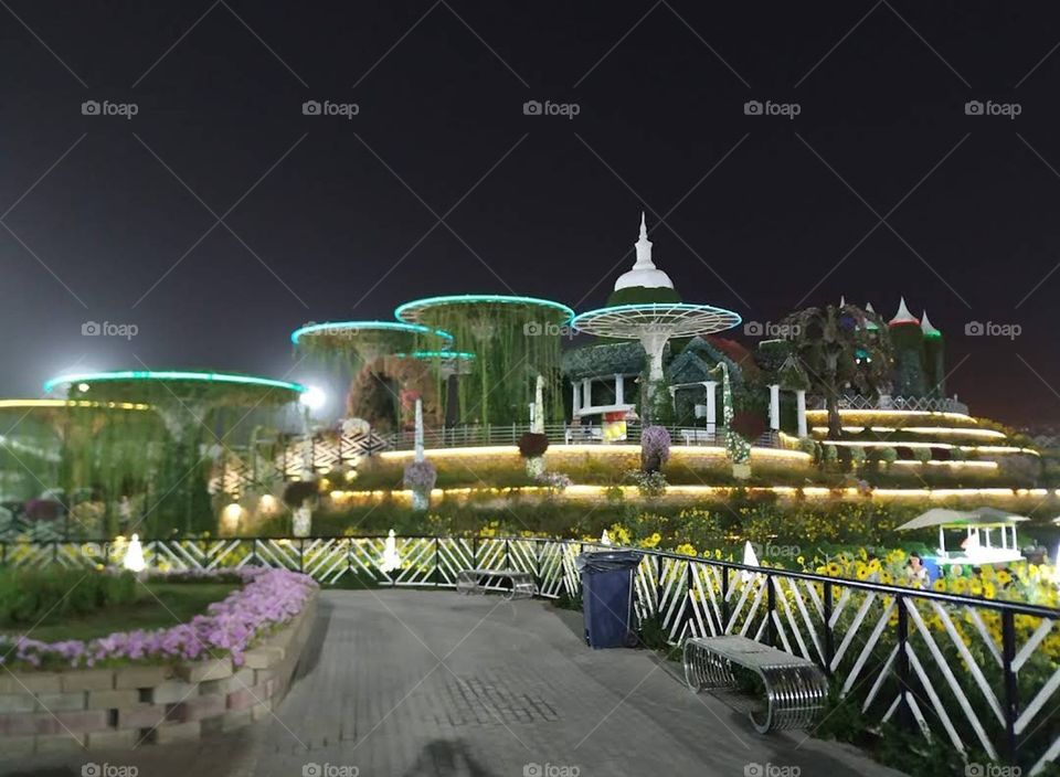 The shooting was carried out in the city of Dubai, attraction of the garden of wonders