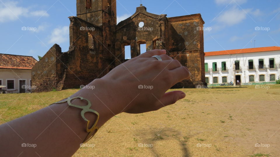 bracelet made ​​of aluminum beer can in hand , recycling , sanding and painting with golden enamel, is a beauty . Camera Sony