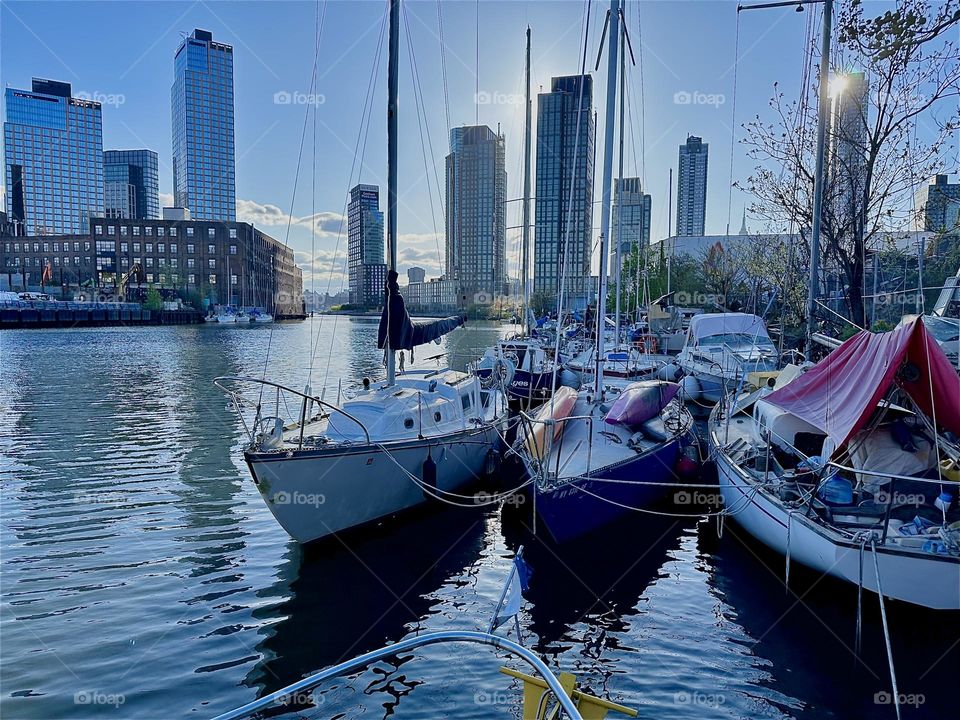 This is „Newtown Creek“ by the „Pulaski Bridge“ in LIC, Queens with its many boats, especially charming at twilight time before nightfall when the „East River“ shimmers gently in different shades of silver and blue. 2024. Hypnotic Productions