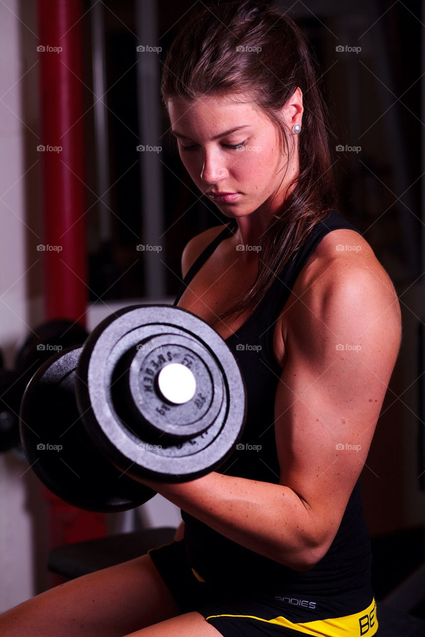Fit girl doing bicep curls