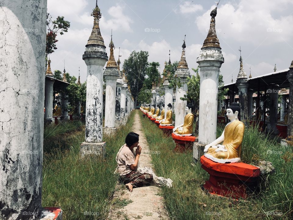 Worship praying to Buddha