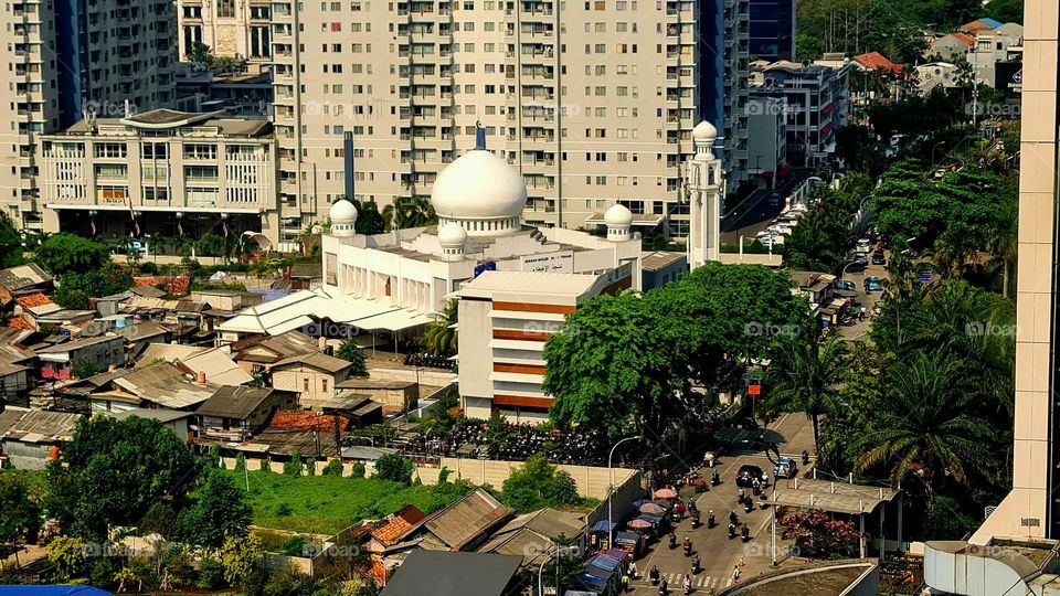 Mosque in The Middle of The Husstle and Bustle of The City