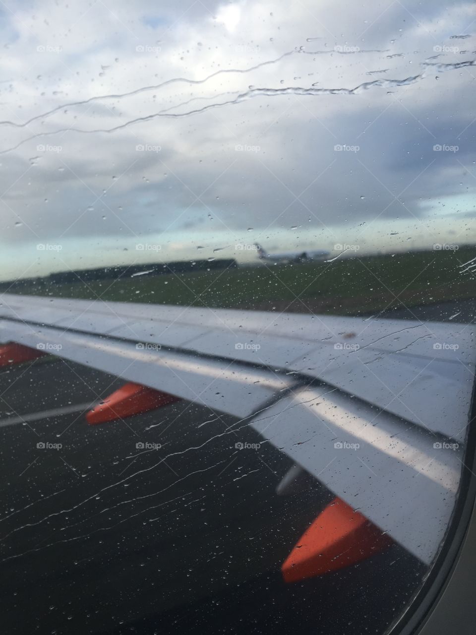 Décollage pluvieux . Décollage d'un avion sous la pluie 