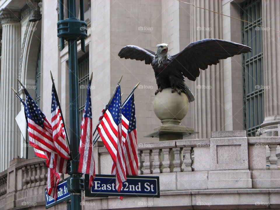 Eagle sculpture and the US flags