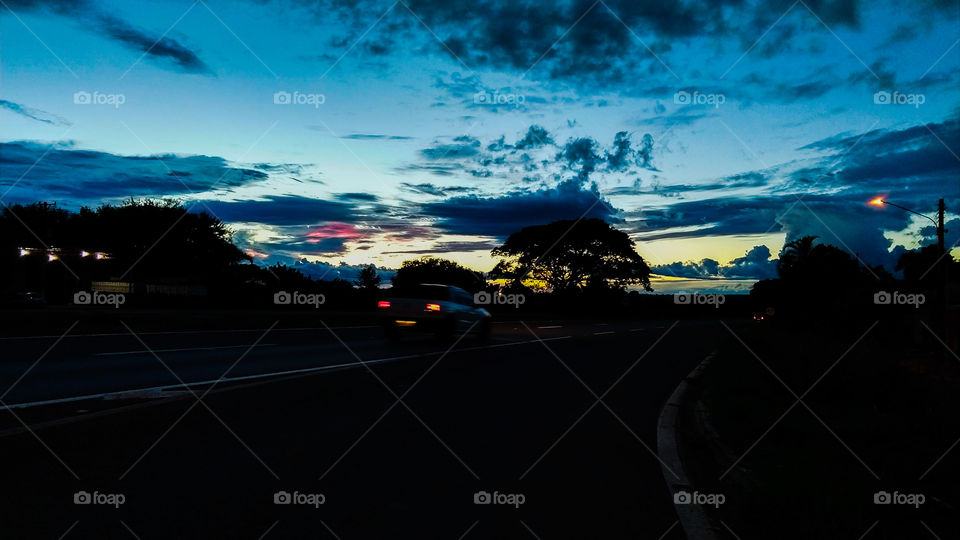 Por do sol com nuvens coloridas e contrastes perfeitos.