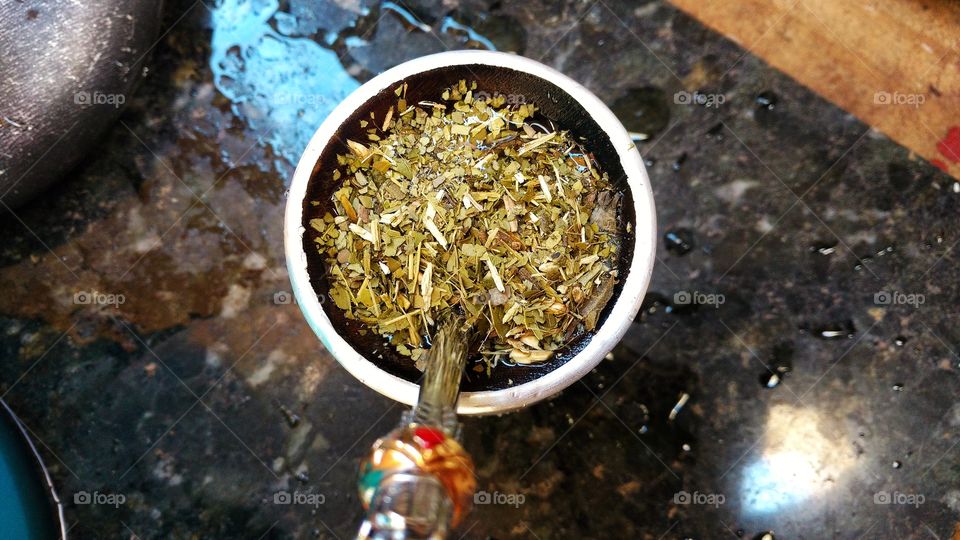 Ervas naturais com água gelada.