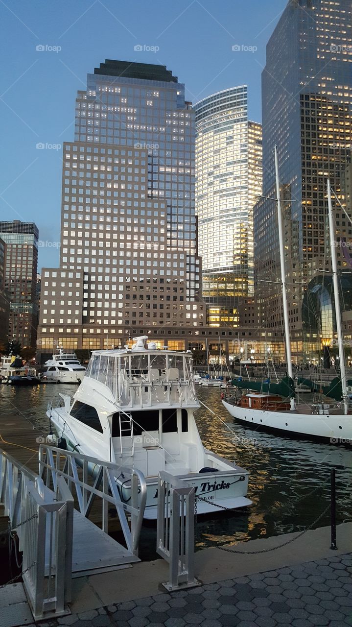 NYC бухта с яхтами и парусниками