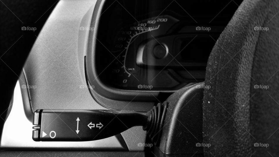 Painel de carro Chevrolet. Indicador sinal alerta de conversão.