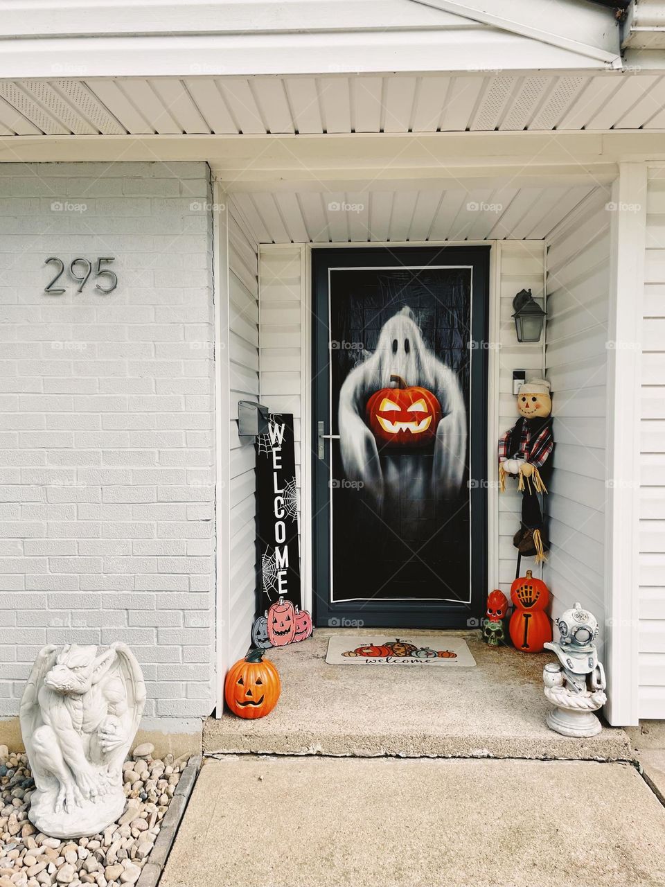 Halloween decorations outside of home, Halloween decor, decorating for Halloween, holiday decorating outside, scary fun Halloween decorations