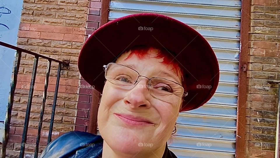 Ecstatically happy or perhaps acting just a little but here I am sitting once again on the good old stoop on „Waverly St“ off „Fulton St“ in „Clinton Hill“, Bklyn. 2022. Hypnotic Productions