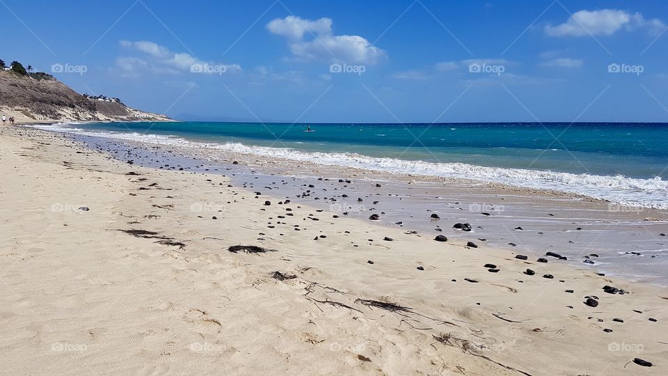 Beautiful sandy beach in fair weather , vacation in Fuerteventura Canary Islands Spain - fin sandstrand i soligt väder , semester Kanarieöarna Spanien 