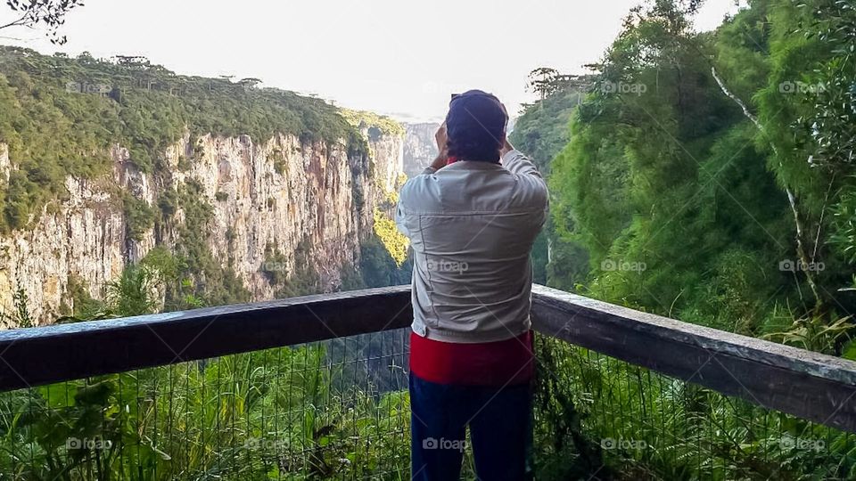 Man on deck, photographs the Itaimbezinho Canyon in Rio Grande do Sul, Brazil.
Homem em deque, fotografa o Canyon Itaimbezinho no Rio Grande do Sul, Brasil.