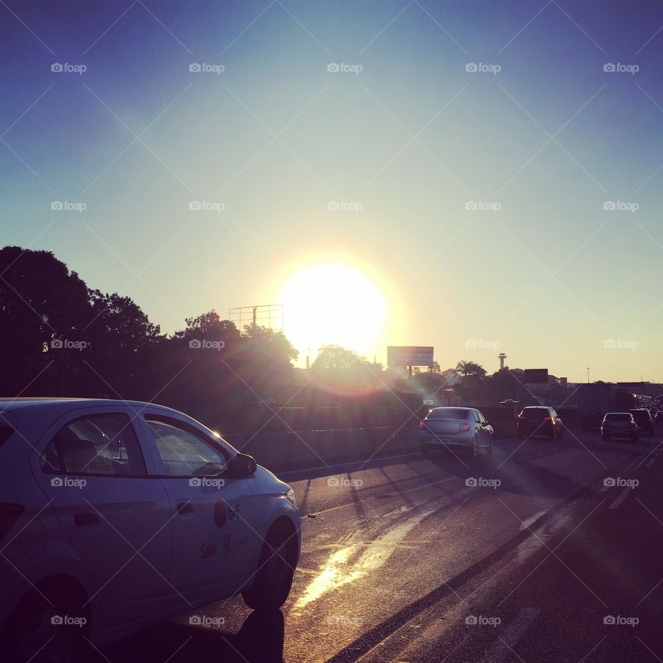 O #sol do #entardecer é bonito, mas o #trânsito na #Anhanguera...
🌄
#fotografia #sun #sky #céu #nature #horizonte #paisagem #landscape #inspiração #mobgrafia #XôStress
#FotografiaÉNossoHobby #natureza