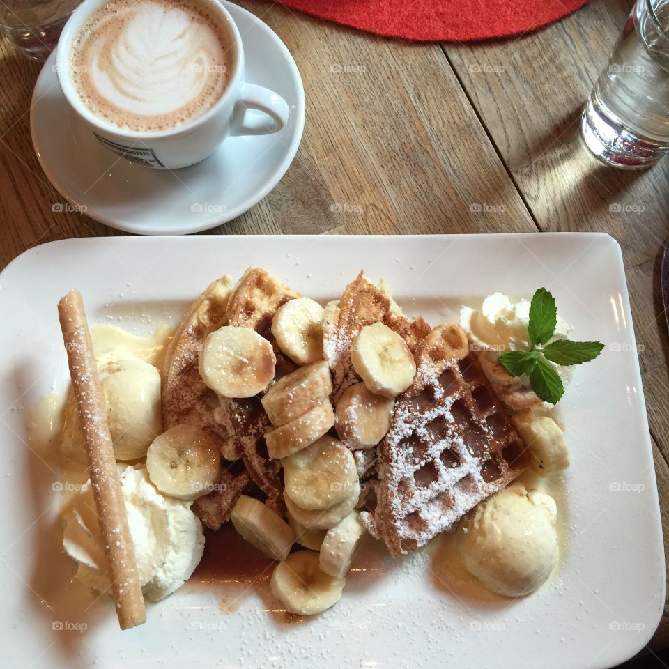 Vanilla ice cream with waffles and bananas 😌