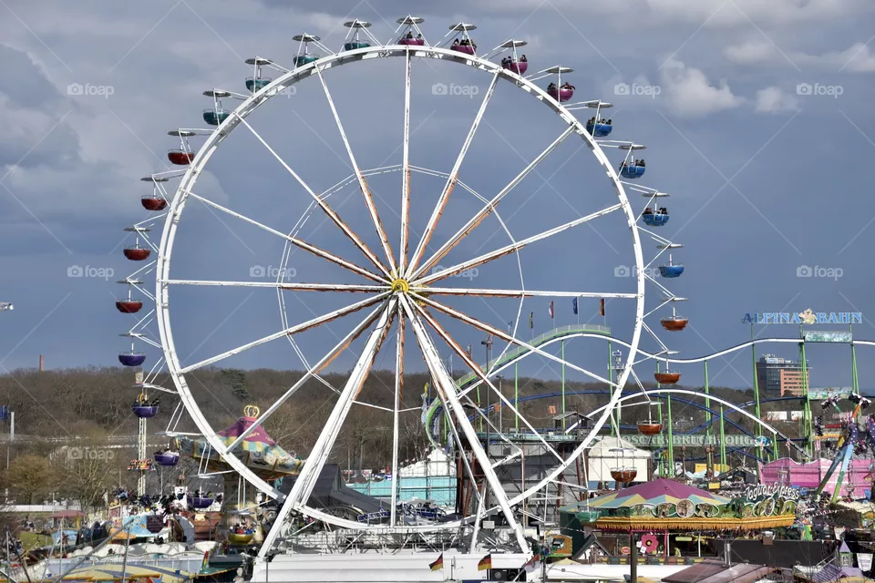 Giant wheel. Riesenrad auf einem Jahrmarkt