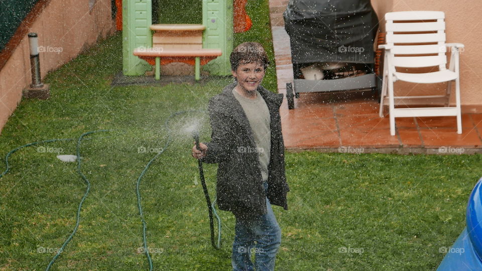 niño jugando con agua