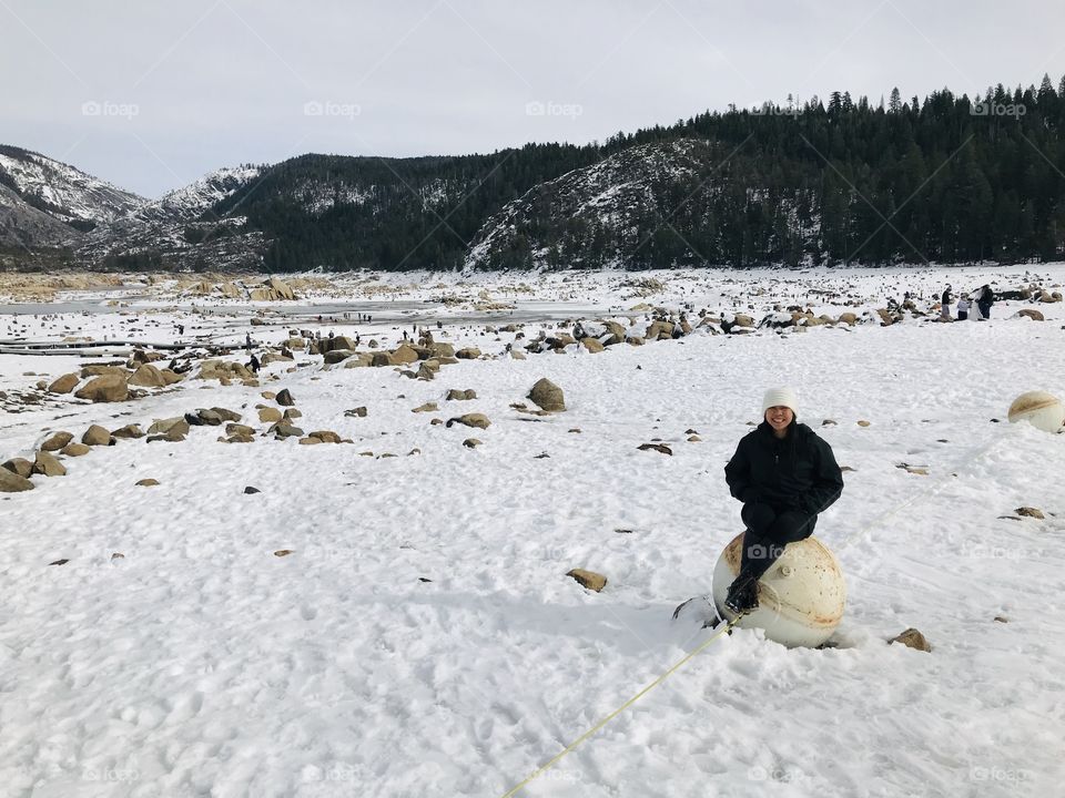 Mommy on the empty lake 