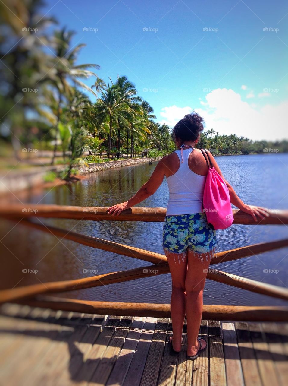 Stopping and observing the waters of the river in a moment of tranquility is very good.