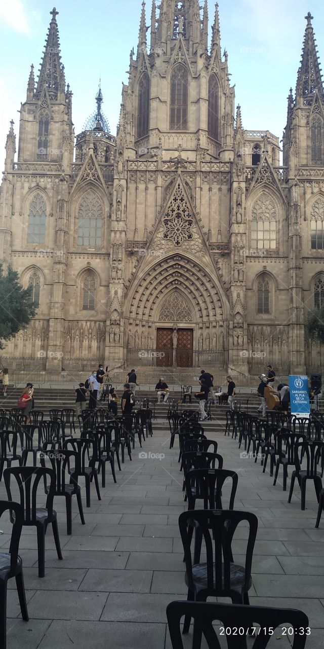 encuentro frente a la fachada