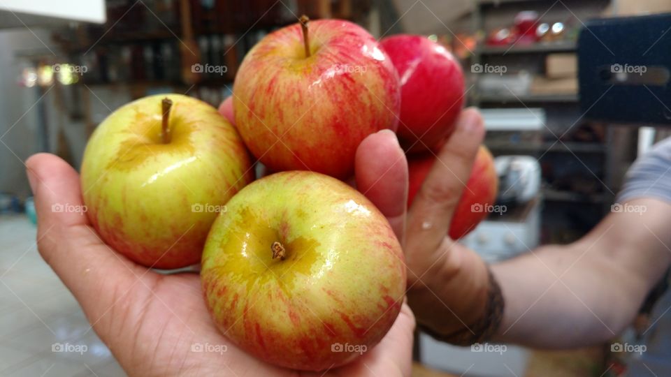Mão, espelho, maçãs...