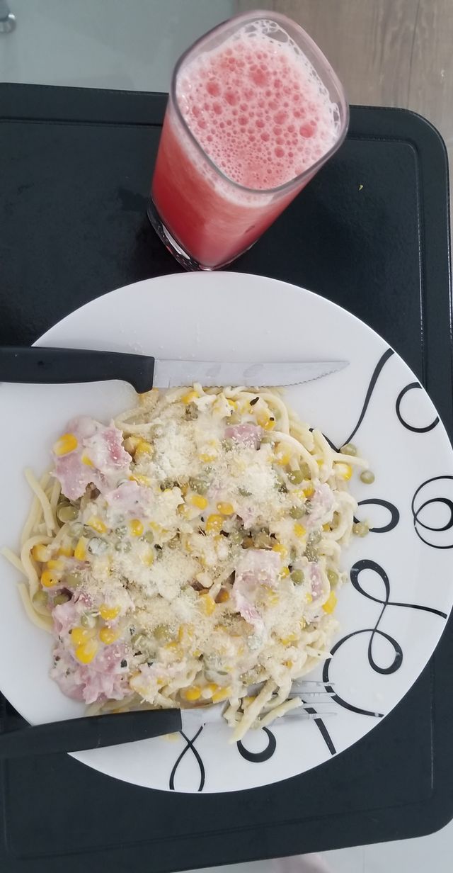 Macarronada com presunto, queijo parmesão e molho de alho.