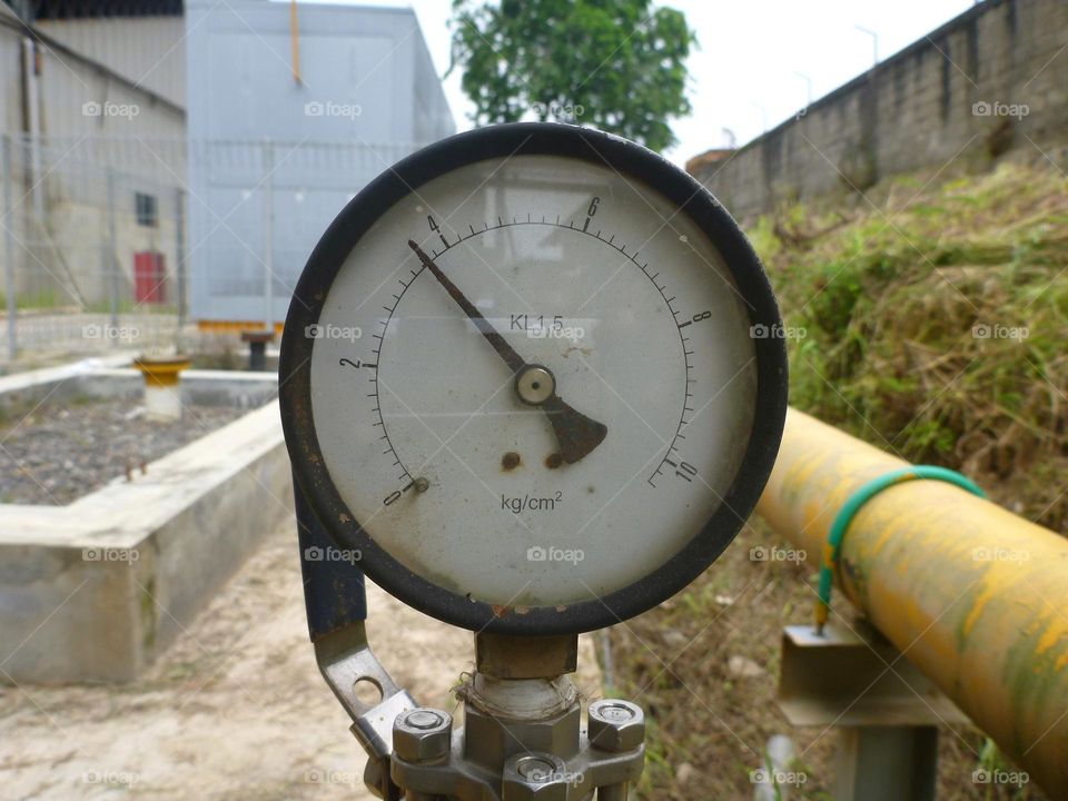 Pressure gauge on pipeline system