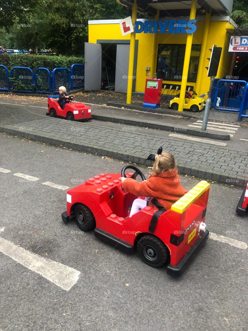 Little one’s driving there Lego cars at Lego Land ‘ England 🏴󠁧󠁢󠁥󠁮󠁧󠁿