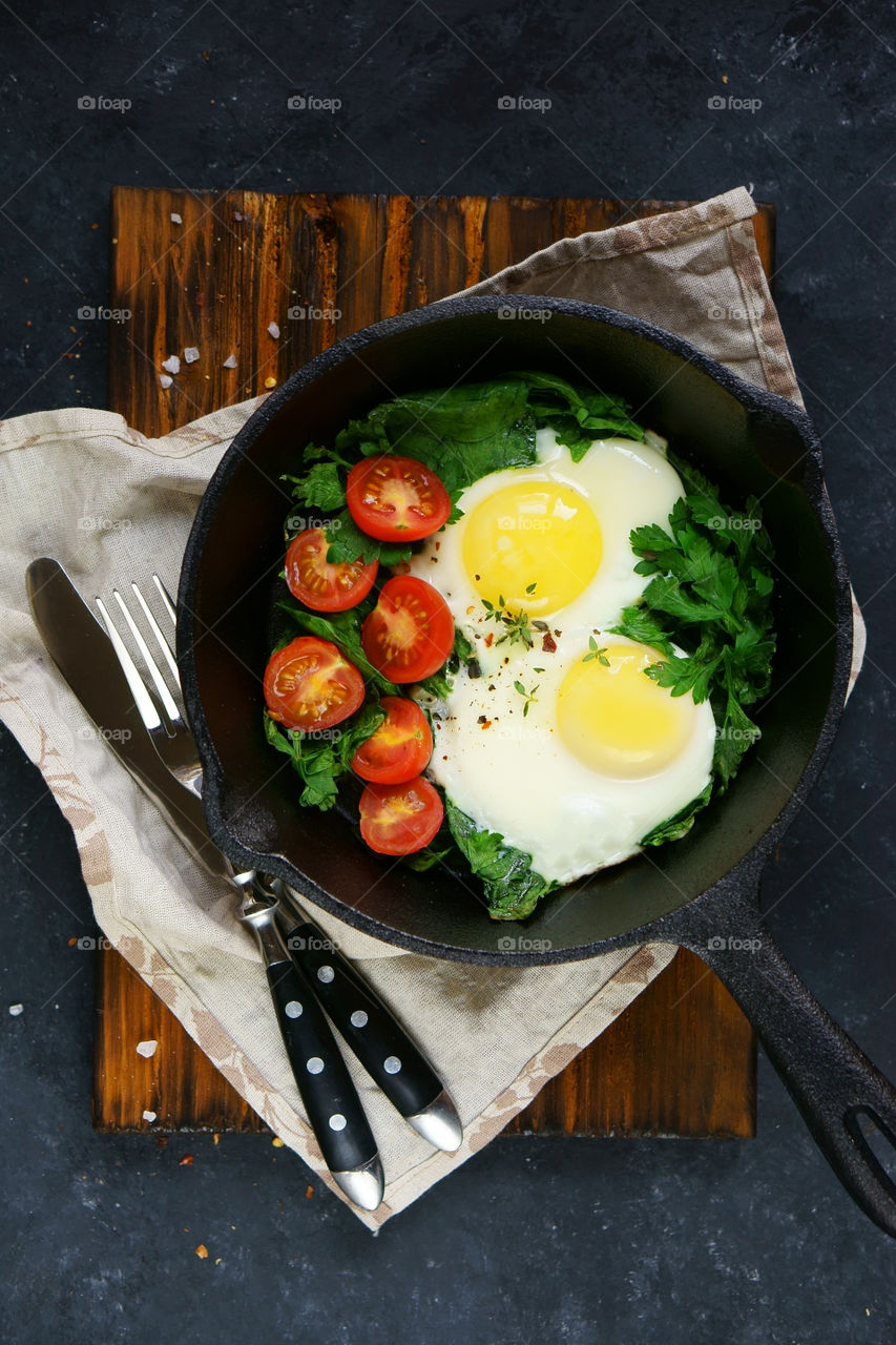 Fried egg with tomato and cilantro