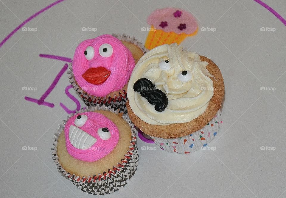 Cupcakes with faces