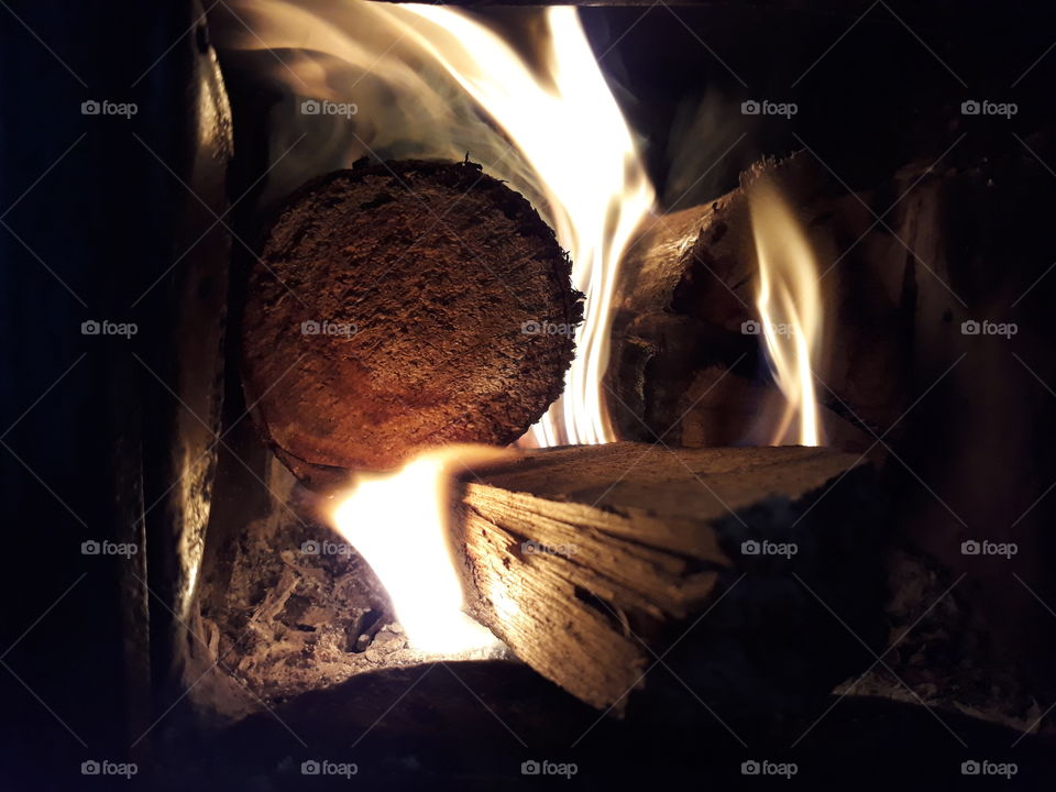 madeira em chamas fogo com fumaça em madeira rural