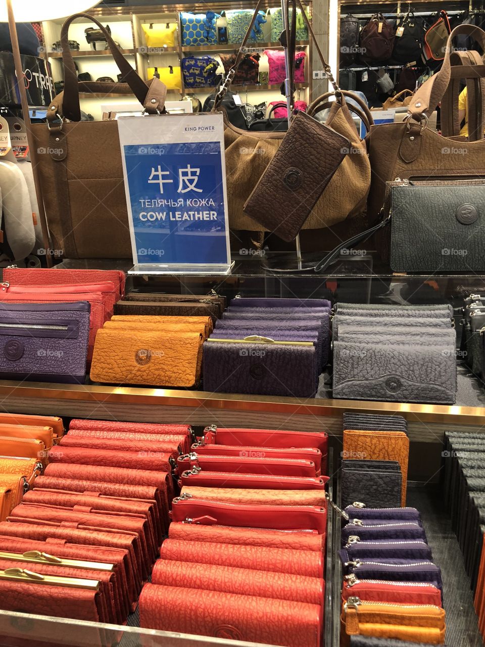 Many people still mistakenly think this is elephant skin. This photo I want everyone to know this is cow leather. The image was recorded at Thailand's Suvarnabhumi Airport