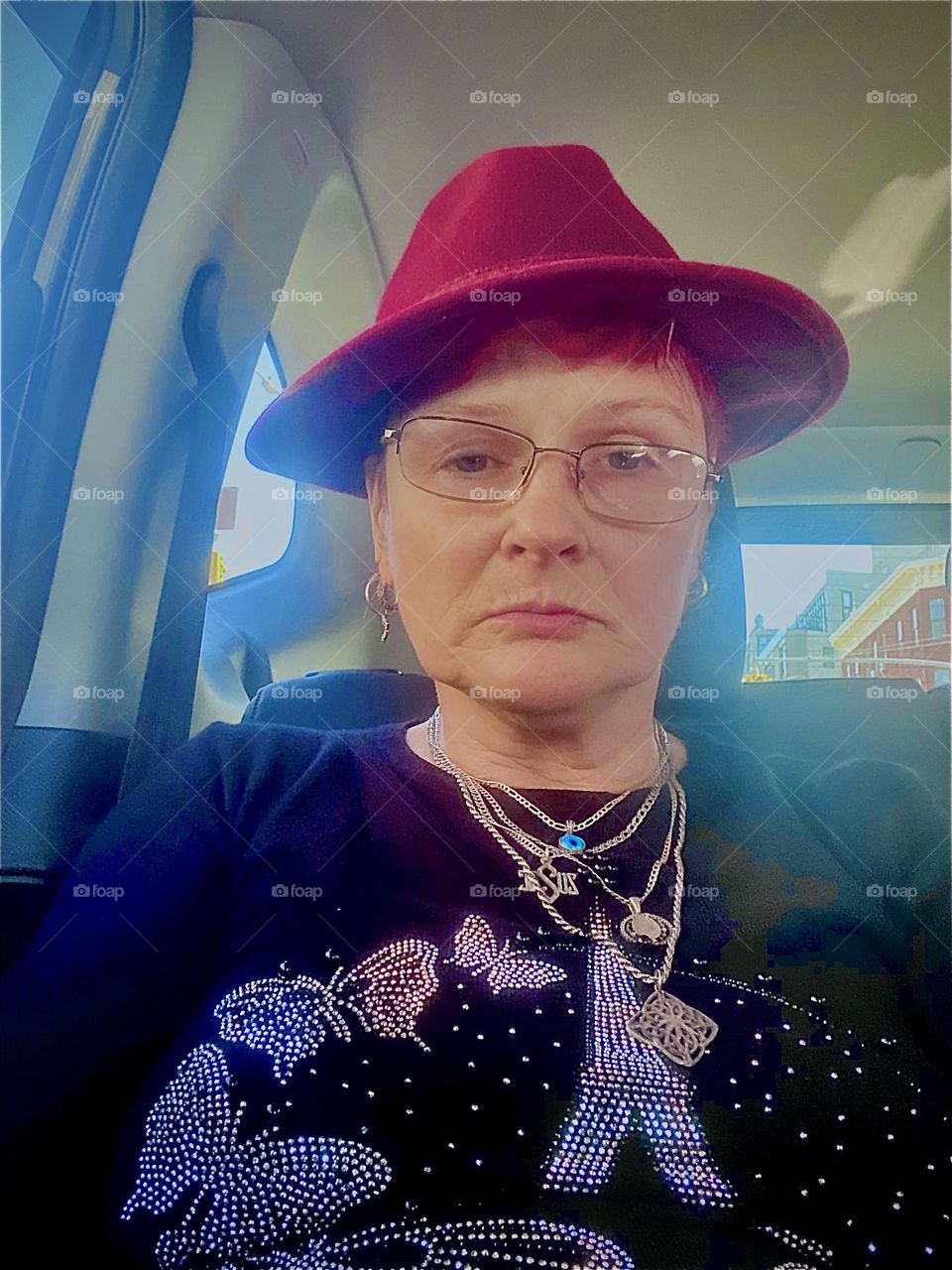 Here I am once again on the ride home to „Newtown Creek“ in LIC, Queens, NY from „Clinton Hill“ in Brooklyn. The misty weather outside bathes also the car‘s inside in a soft glow. 2022. Hypnotic Productions