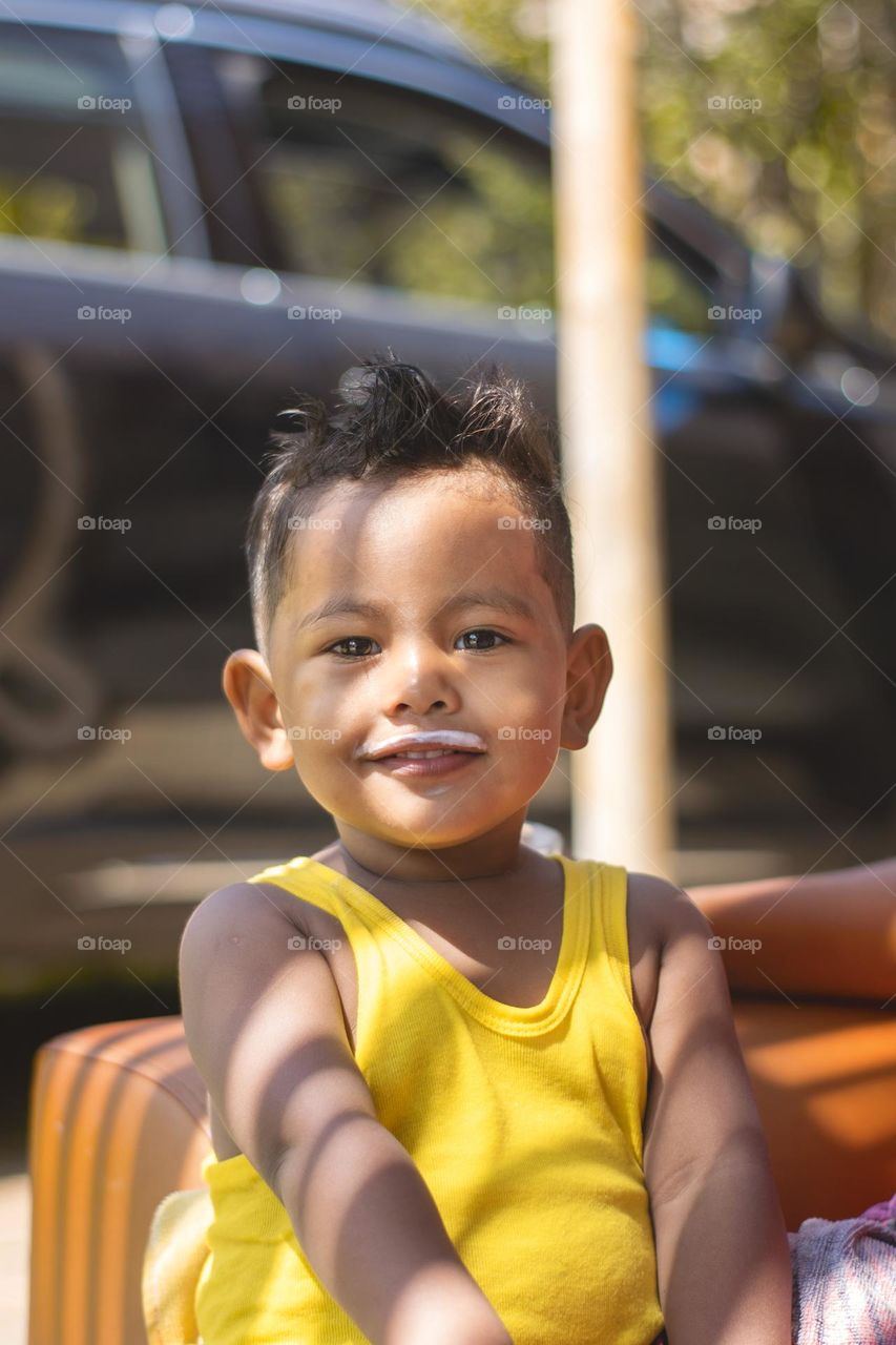 Pequeño niño sonriendo en Cañete, Lima