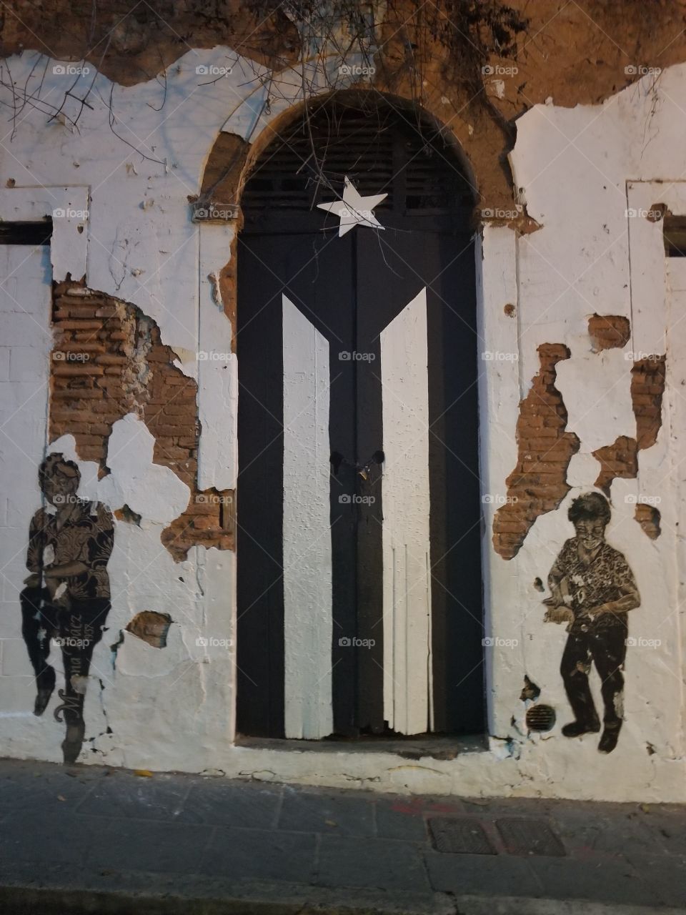 Black Puerto Rican flag Street art