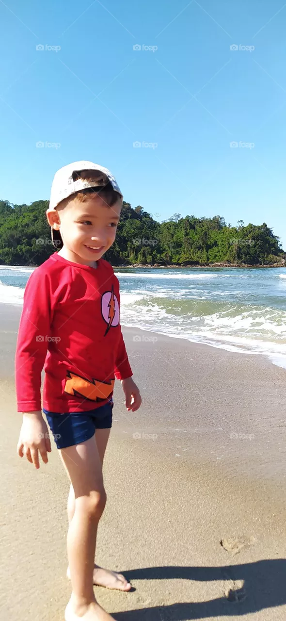 criança em litoral norte brasileiro.
