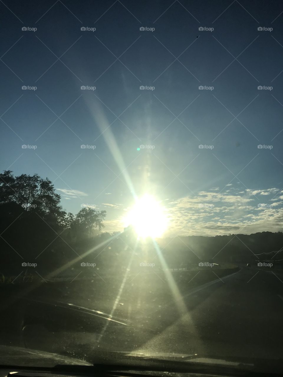 Nascer do sol na estrada. Pé na estrada com nascer do sol.