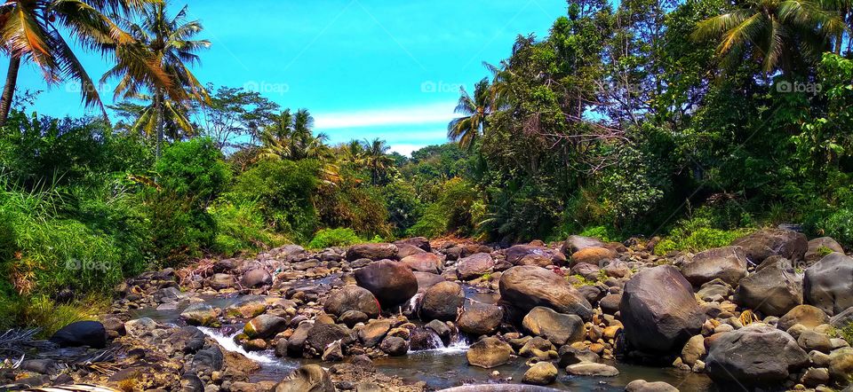 The main key to a happy life lies in three things, namely being grateful in any circumstances, being patient with difficulties and sincerely accepting all the provisions (destiny) of God.