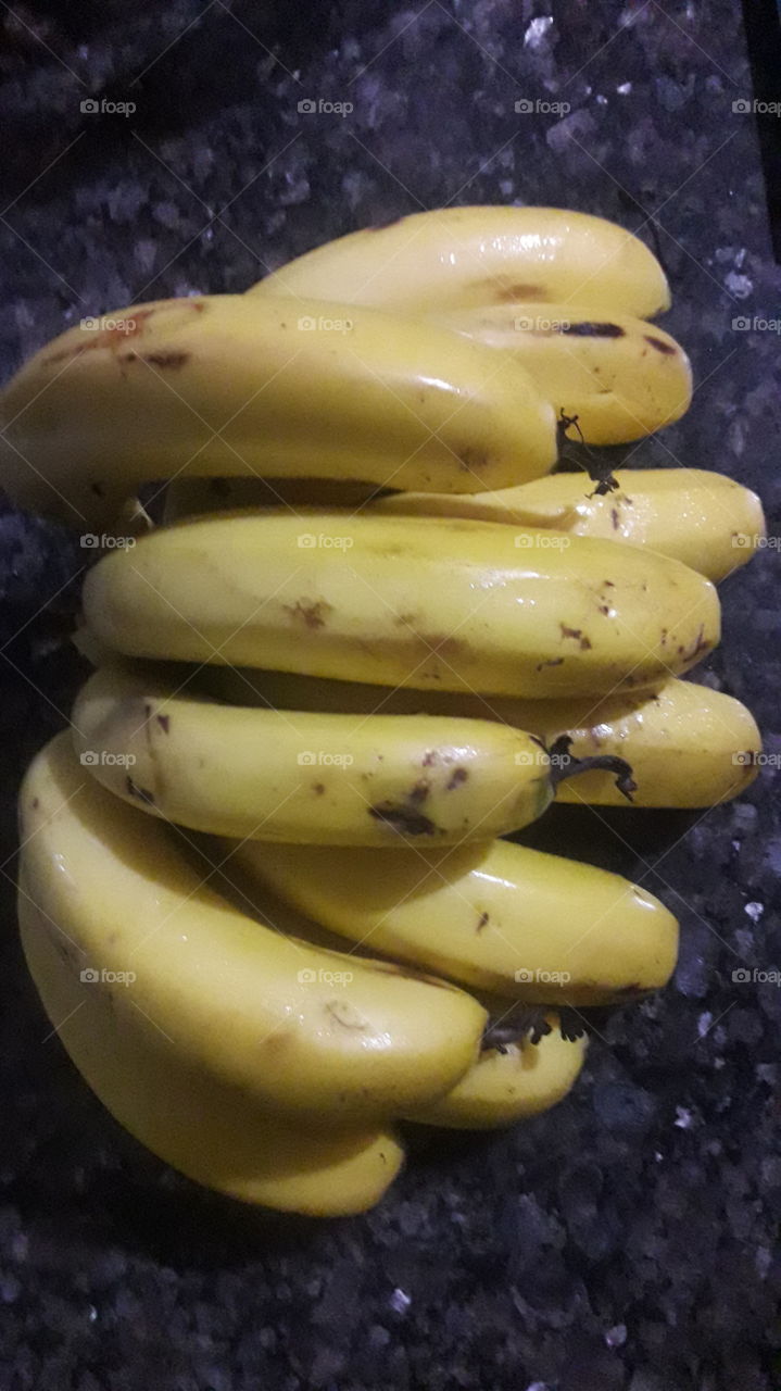 uma penca de bananas amarelas