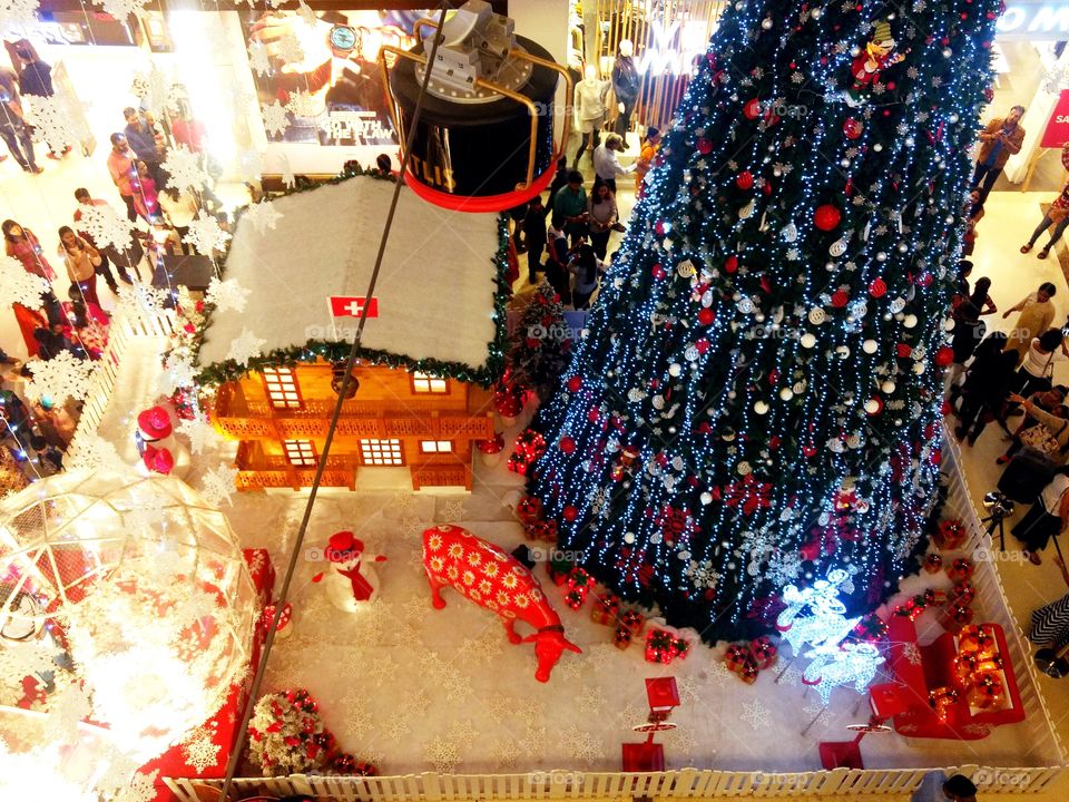 Christmas Festivity evening at it's best, all ready to welcome Baby Jesus- cow, reindeer, snowman,gifts, santa,trees, view from 4 th floor of ground floor. Christmas tree was huge till 4 th floor of Oberoi Mall and ice ball games arranged in corner.