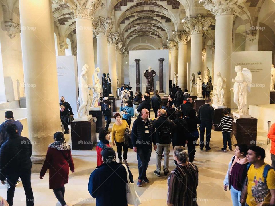 Europe travel shot-Visit the Louvre Museum in France, queuing for an hour outside, walking around for three hours inside.