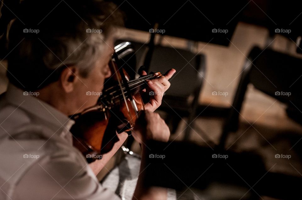 Violinist ,classic music ,people ,portrait , musician ,guitar ,violin , performance, singer ,instrument , concert ,man ,men , women 