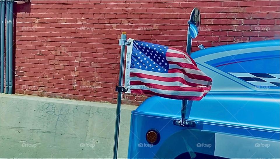 The „American flag“ is being blown around by the brisk breezes on the waterside of Long Island City, Queens somewhere along „Borden Avenue“. 2022. Hypnotic Productions