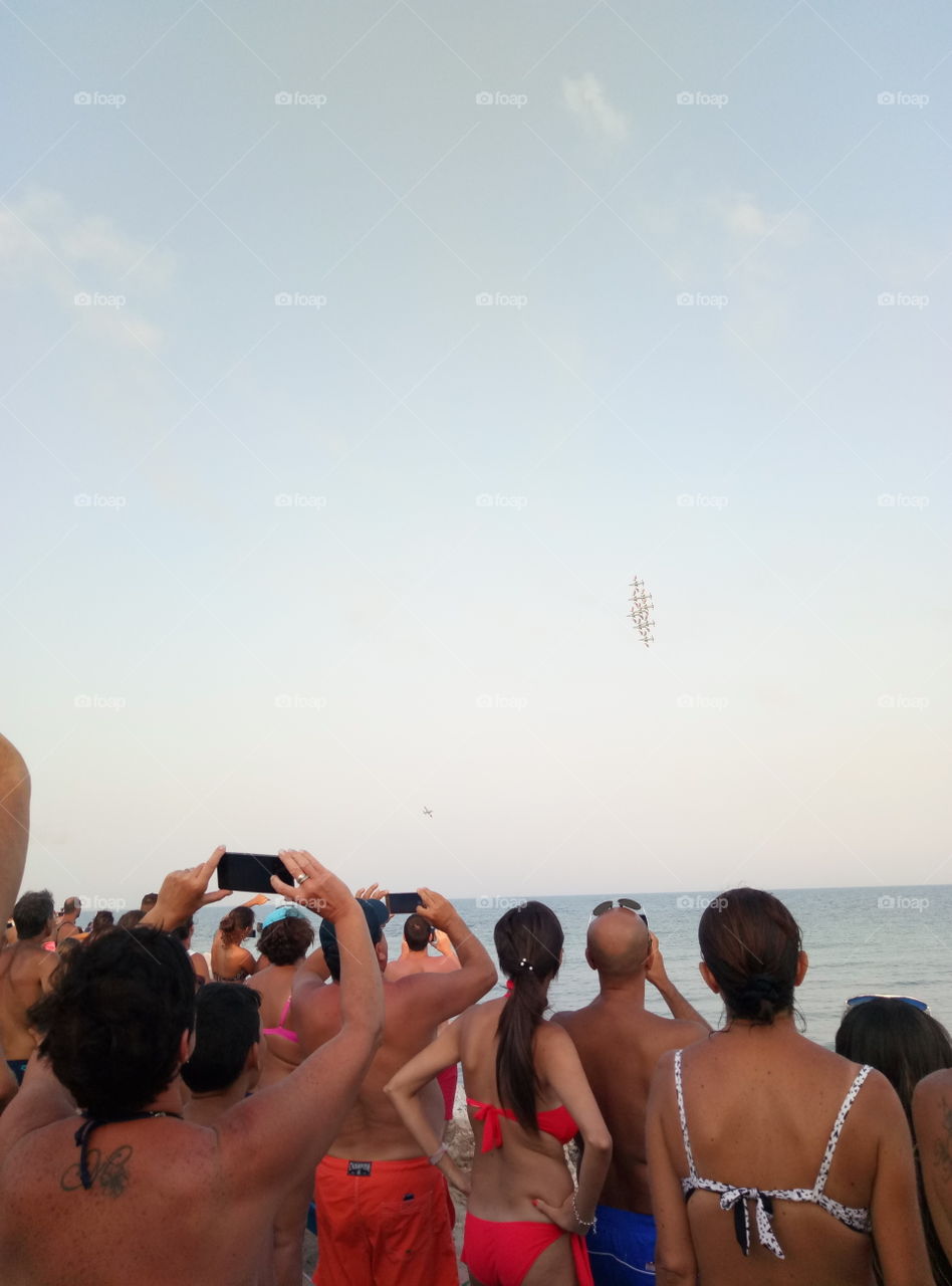 Frecce tricolori in S. Cataldo, Italy. Crowd on the beach watching the air show