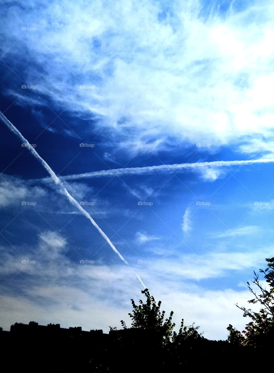 Two straight lines that intersect in the sky