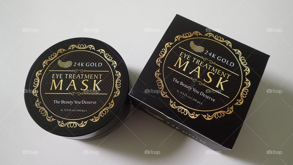 Beauty product I love Gold Eye Treatment Masks closed container and box