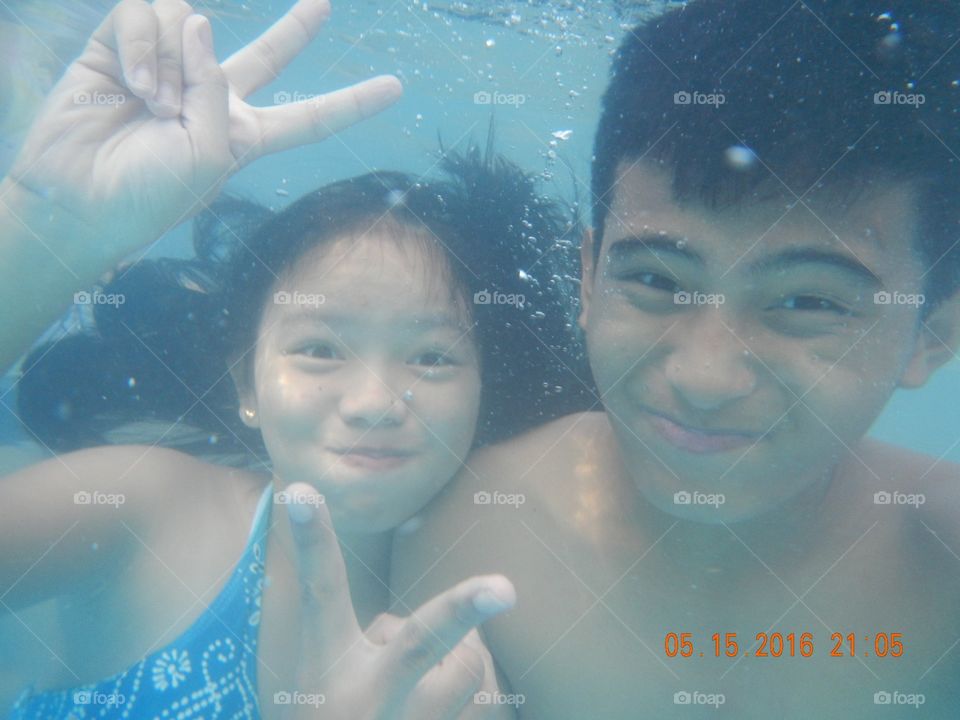 kids in underwater