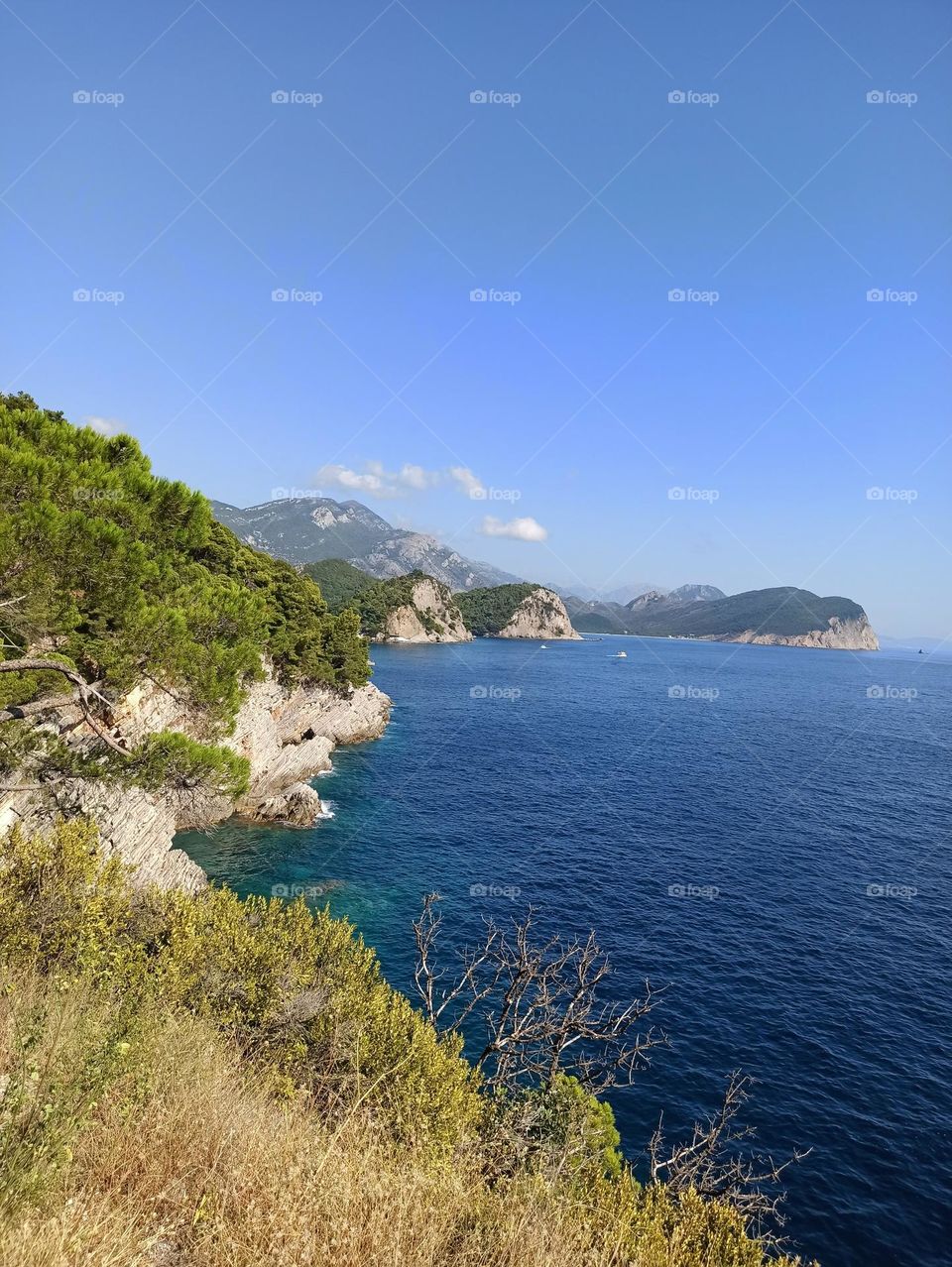 Your favourite travel destination
An unforgettable journey through Montenegro, the purest, incredible beauty of the sea and bewitching landscapes. Sunlight and blue sea. It is a pity that the sounds and smells cannot be conveyed in the photo.