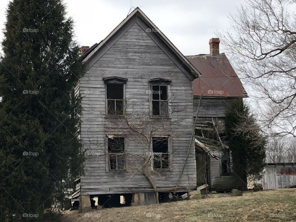 Abandoned house, right angle 