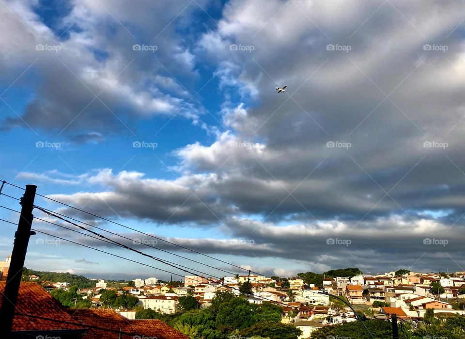 Tarde com nuvens nubladas se aproximando… e com elas, vem vindo um vento bem gelado!
É domingo. Vale a pena tomar uma fresca lá fora. 
📸 #FOTOGRAFIAéNOSSOhobby